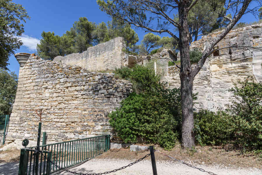Francia - Beaucaire 006 - abadía troglodita de Saint-Roman.jpg
